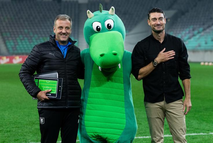 Zaradi poteze navijačev Olimpije je bil po zmagi nad Mariborom ganjen tudi njegov pomočnik Pablo Remon Arteta. | Foto: Vid Ponikvar