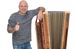 Slovenec igra na največjo frajtonarico na svetu, visoka je več kot 1,5 metra #foto