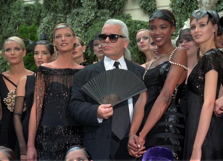 Linda Evangelista v družbi modnega oblikovalca Karla Lagerfelda, manekenke Naomi Campbell in drugih modelov | Foto: Guliverimage