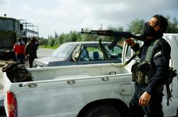 V spopadih med oboroženimi skupinami ubitih najmanj 89 ljudi
