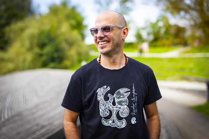 Rudi Bučar | "Če se ne motim, je v Sloveniji okoli 50 narečij. Mislim, da je ta raznolikost veliko bogastvo," nam zaupa Rudi Bučar. | Foto Bojan Puhek