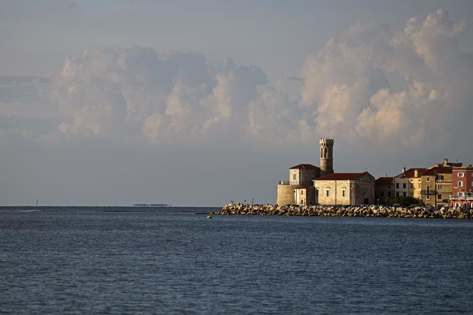 Jadransko morje | Morje se bo po besedah vremenoslovcev v prihodnjih dneh ogrelo za 24 oziroma 25 stopinj Celzija. | Foto STA