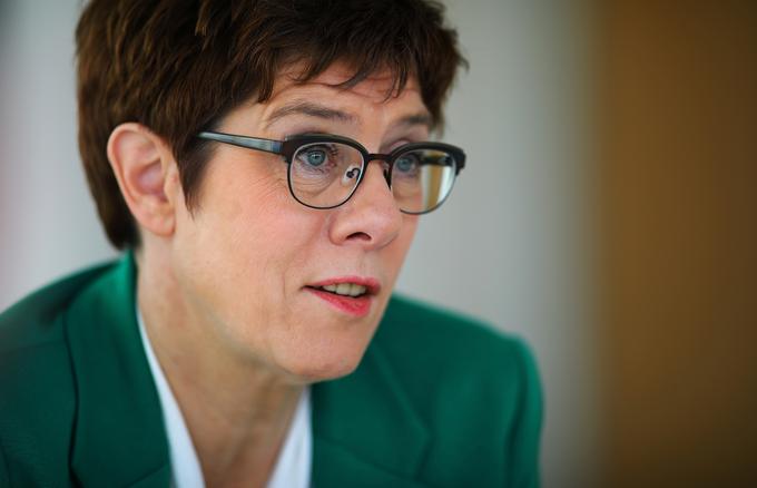 Sedeminpetdesetletna Annegret Kramp-Karrenbauer je zaradi zvestobe politiki Merklove dobila vzdevek "Mini Merklova". A na čelu stranke se ni najbolj odrezala, imela je šibko avtoriteto, Nemci v njej tudi niso nikoli videli osebe, ki bi lahko stopila v kanclerske čevlje Merklove. | Foto: Reuters