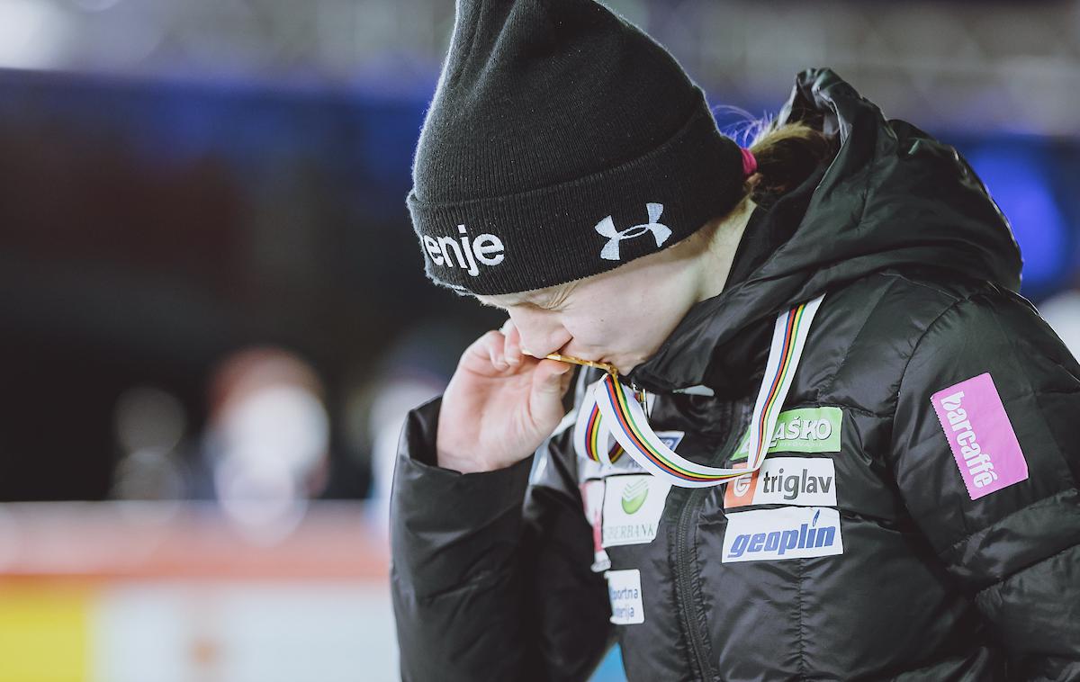 Ema Klinec | Ema Klinec se je v Oberstdorfu razveselila zlate medalje. | Foto Sportida