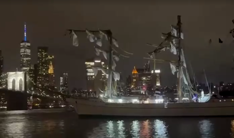 Jadrnica vojaške mornarice trčila ob Brooklynski most: ranjenih najmanj 19 ljudi #video