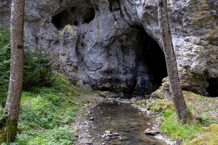 Izlet lahko podaljšamo s sprehodom skozi Vranjo peč. | Foto: Matej Podgoršek