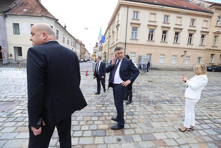 Moški zažgal na Markovem trgu, Zagreb | Foto: Grgo Jelavic/Pixsell