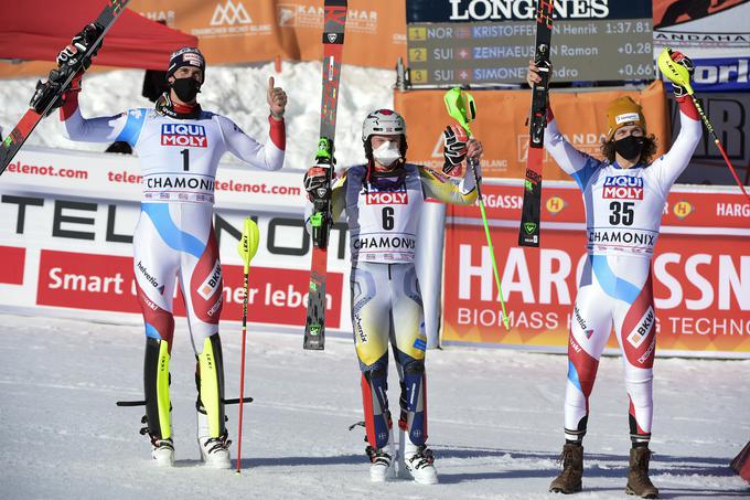 Zmagovalna trojka drugega slaloma v Chamonixu: Norvežan Kristoffersen v družbi dveh Švicarjev Ramona Zenhäuserna in Sandra Simoneta. | Foto: Guliverimage/Getty Images