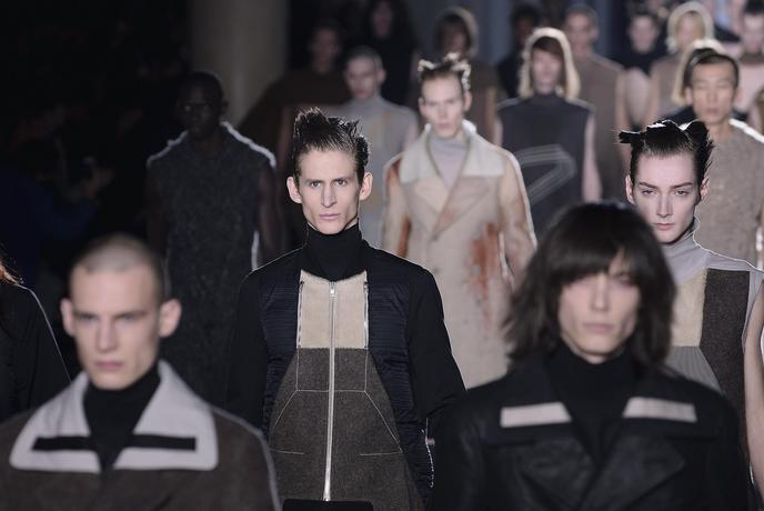 Ameriški oblikovalec v Parizu šokiral z golimi modeli