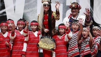 Kdo bo sešil poročno obleko za Lady Gaga?