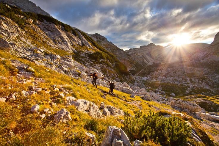 Pohodniki in jutro v Julijskih Alpah pohodništvo | Foto: Jošt Gantar, vir: www.slovenia.info