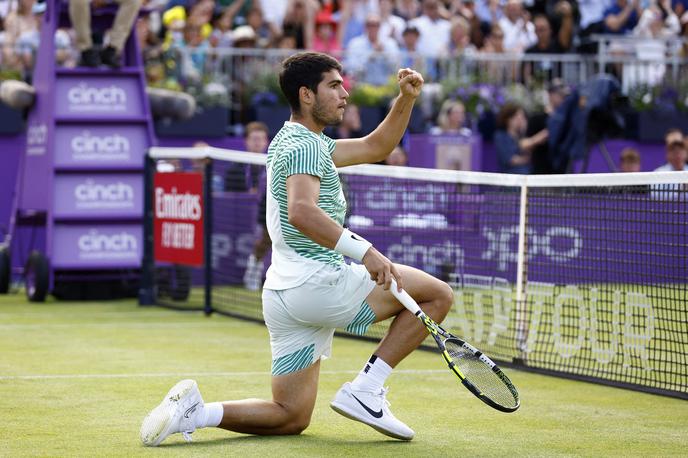 Carlos Alcaraz | Carlos Alcaraz se je z nekaj težavami prebil v drugi krog tradicionalnega turnirja v Queen's Clubu. | Foto Reuters