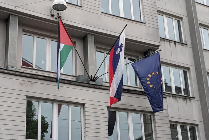 Palestinska zastava na poslopju slovenske vlade na Gregorčičevi. | Foto: STA