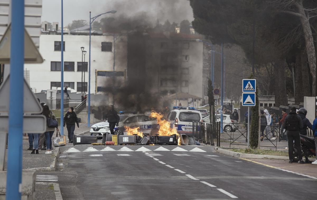 francija pokojinska reforma protesti | Nazadnje je francoska vlada želela spremeniti pokojninski sistem leta 2019. Francozi so skoraj leto dni protestirali na ulicah po večini mest v državi, velikokrat so se zgodili tudi spopadi s policisti in uničevanje ulic. | Foto Reuters