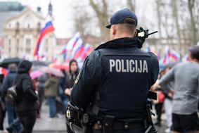 V društvu novinarjev obsojajo napad na fotoreporterja na petkovem protestu v Ljubljani