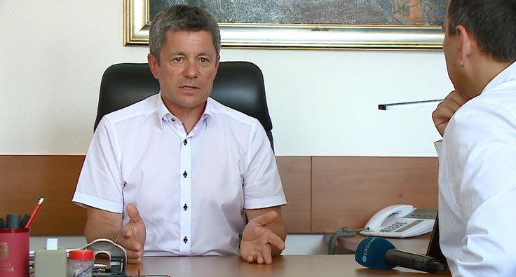 "Naj pove, kaj bo uredil. Nas bo spet peljal žejne čez vodo? Naj pove in naj se izjasni," je bil do obrambnega ministra Karla Erjavca kritičen postojnski župan Igor Marentič. | Foto: Planet TV