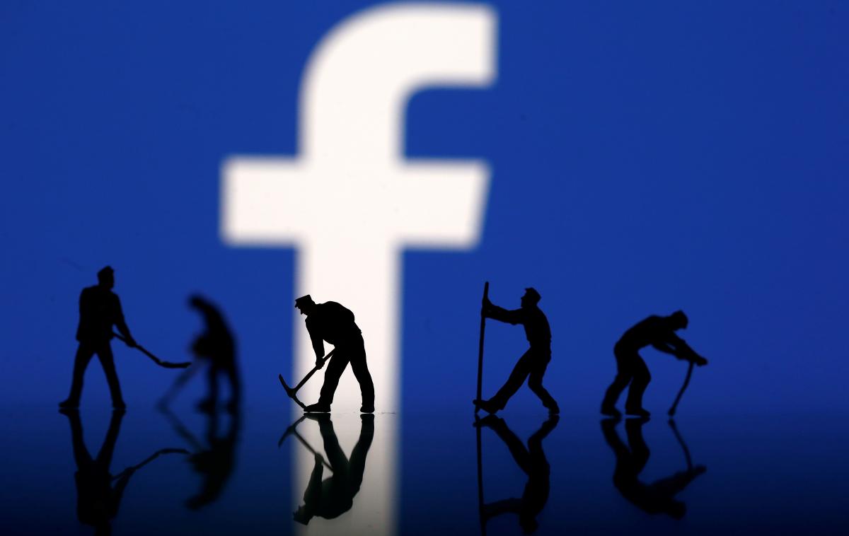 Facebook | Facebook tako obsežni izpadi storitev drago stanejo. Na vsakega uporabnika vsak dan v povprečju dobi pet centov prihodkov od oglaševanja, kar dnevno znese 75 milijonov evrov. Globalna dolgotrajna nedosegljivost Facebooka to številko zelo hitro precej skrči. | Foto Reuters
