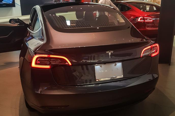 Tesla model 3 | Tesla je izdelala že več kot sto tisoč električnih modelov 3. | Foto Gašper Pirman
