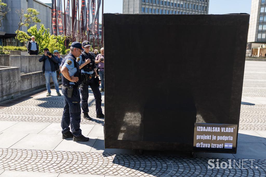 Protest pred DZ, črna kocka