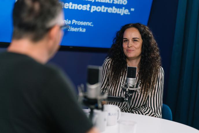 Sonja Prosenc: Kdo so ti ljudje, ki pogledajo stran od gorečega avtomobila? #Spotkast