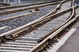 V Krškem vlak do smrti povozil osebo