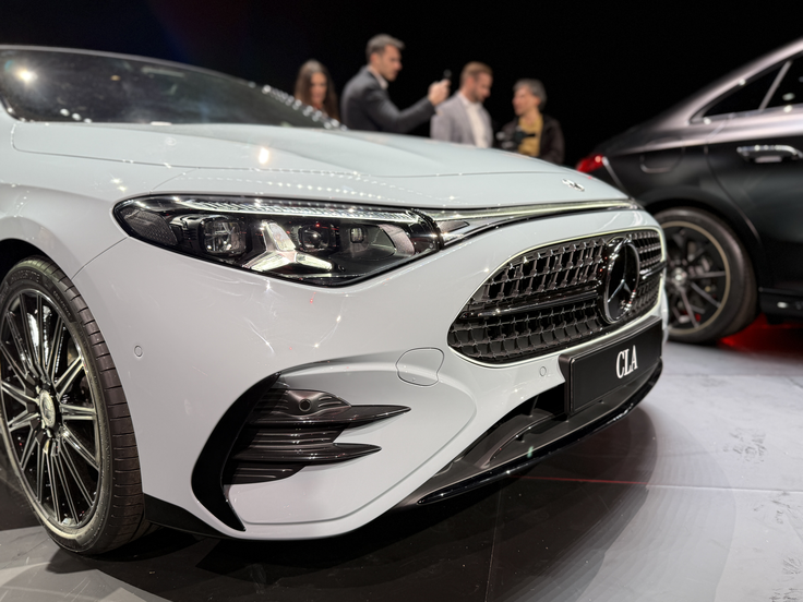 Klasična maska motorja z rešetom nakazuje, da je to CLA s hibridnim pogonom. | Foto: Gregor Pavšič