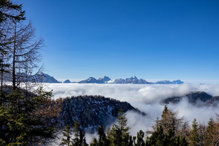 Ko se vzpnemo na greben, se nam odpre pogled proti zahodnim Julijcem. | Foto: Matej Podgoršek
