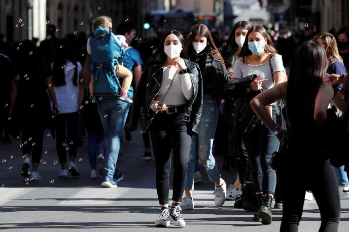 maske Italija | V Italiji so v ponedeljek poročali o 495 novih primerih okužb, skupno so jih doslej potrdili 4,2 milijona, covid-19 pa je terjal skoraj 128 tisoč življenj. | Foto Reuters