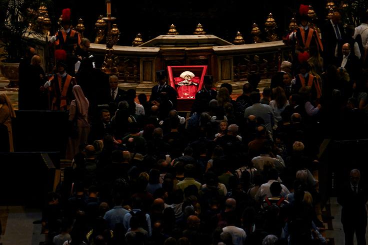 Odprta krsta s Frančiškovim truplom je od srede ležala v baziliki svetega Petra, kjer se je od pokojnika poslovilo četrt milijona ljudi.  | Foto: Reuters
