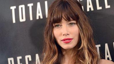 Jessica Biel se sprošča s pisanjem poezije