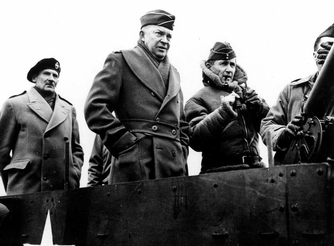 Ameriški predsednik Franklin D. Roosevelt je za poveljnika operacije Overlord imenoval ameriškega generala Dwighta Eisenhowerja (na fotografiji na sredini). Levo ob njem je britanski maršal Bernard Montgomery, desno pa poveljnik britanskih zračnih sil Arthur Tedder. | Foto: Guliverimage