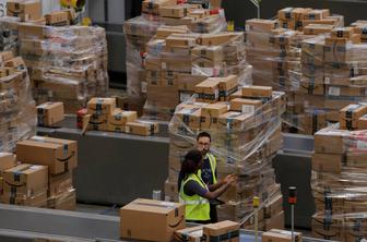 Amazon bo dvignil minimalno urno postavko na 15 dolarjev