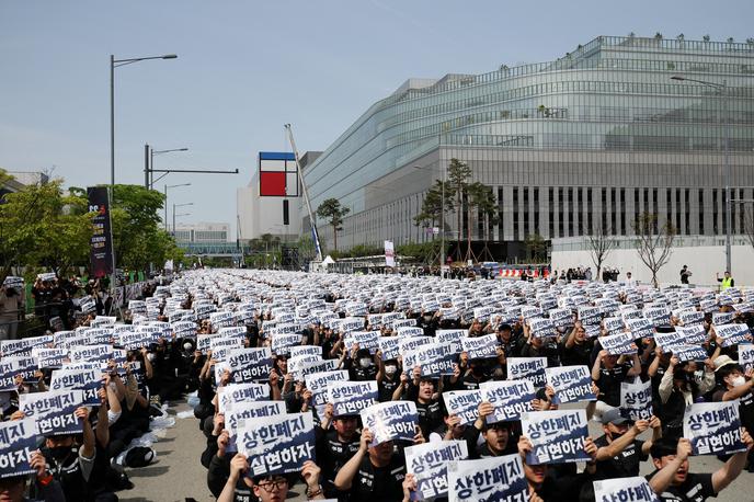 Samsung, stavka, shod | Shod zaposlenih v proizvodnih obratih podjetja Samsung Electronic, ki zahtevajo višje plače in delitev dobička družbe.  | Foto Reuters