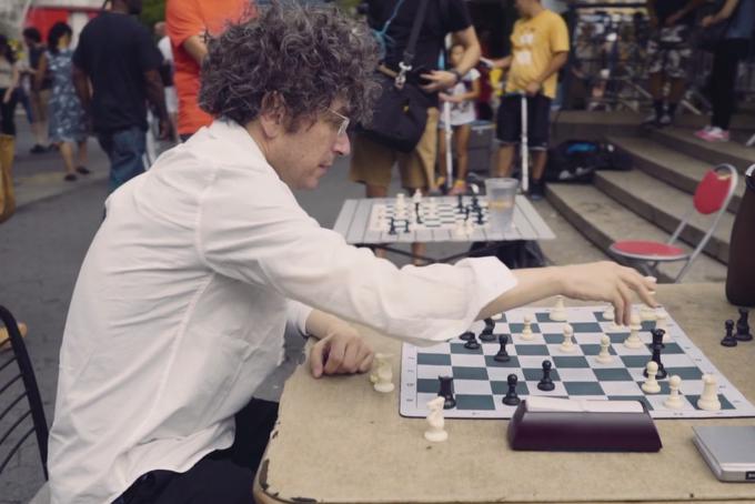Kot pravi Altucher, mu je šah dal ogromno: naučil ga je, kako se učiti, kako izgubljati, kako se spoprijeti s svojimi strahovi, kako deluje svet odraslih, kako dani položaj izkoristiti v svoj prid.  | Foto: Vimeo / James Altucher