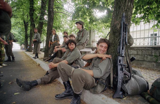 Slovenski teritorialci v Sežani. Fotografija je bila posneta 4. julija 1991, ko se je na bojnem polju tehtnica že krepko nagibala na slovensko stran. | Foto: Guliverimage/Vladimir Fedorenko