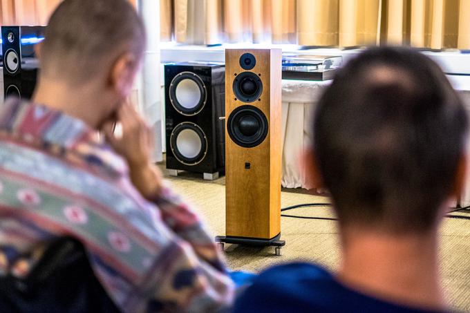 Tema letošnjega sejma Audio Show Hi-Fi Ljubljana je dobra glasba, so povedali predstavniki podjetja Intek, ki je organiziralo dogodek. Dobra glasba si po njihovem mnenju namreč zasluži poslušanje v najboljši kakovosti (oziroma v tako imenovani visoki resoluciji zvoka), kar pa je nemogoče doseči z računalniškimi zvočniki ali slušalkami za 50 evrov. | Foto: Matjaž Štefančič