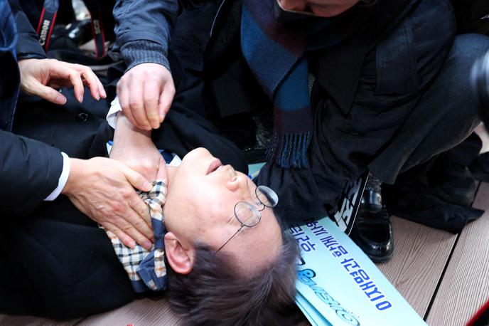 Lee Jae-myung | Poškodovanega politika, ki ni v smrtni nevarnosti, so prepeljali v bolnišnico. Policija v Busanu je po poročanju južnokorejske tiskovne agencije Chosun Ilbo sporočila, da ima Lee en centimeter dolgo rano na vratu in da je pri zavesti. | Foto Reuters