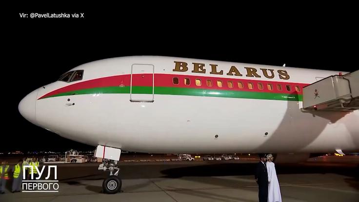 Lukašenkovo letalo po pristanku v Omanu | Foto: @PavelLatushka via X