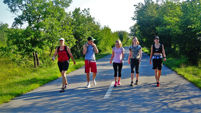 Z otroci iz Vzgojnega zavoda Kranj že peto leto zapored hodijo na morje. Peš se od Kranja odpravijo do Pirana. | Foto: osebni arhiv/Lana Kokl