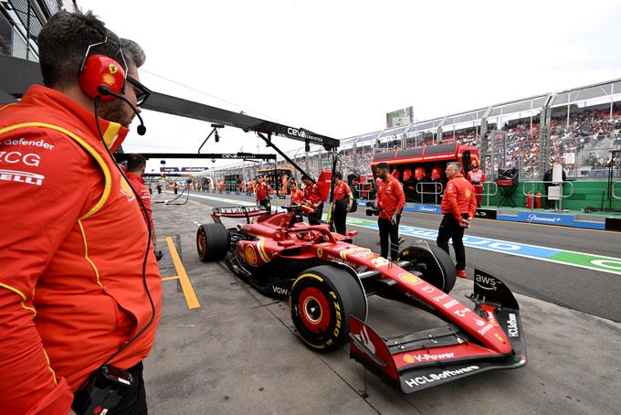 Ferrarijeva dirkača sta bila najhitrejša že na prostih treningih, Charles Leclerc na tretjem. | Foto: Reuters