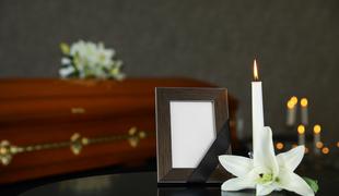 V domu starejših občanov žensko razglasili za mrtvo, na pogrebnem zavodu pa ugotovili, da diha