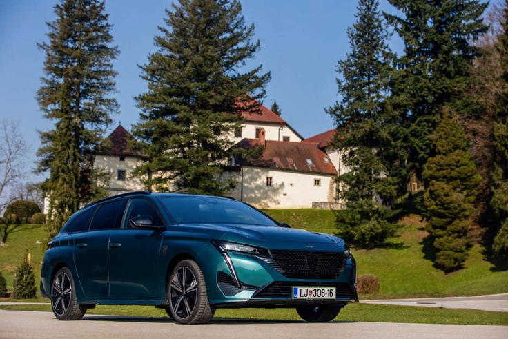 Redno vzdrževanje v pooblaščenem servisu je pogoj za podaljšano jamstvo – nagrada pa je bolje ohranjeno in tehnično brezhibno vozilo. | Foto: P AUTOMOBIL IMPORT D.O.O.