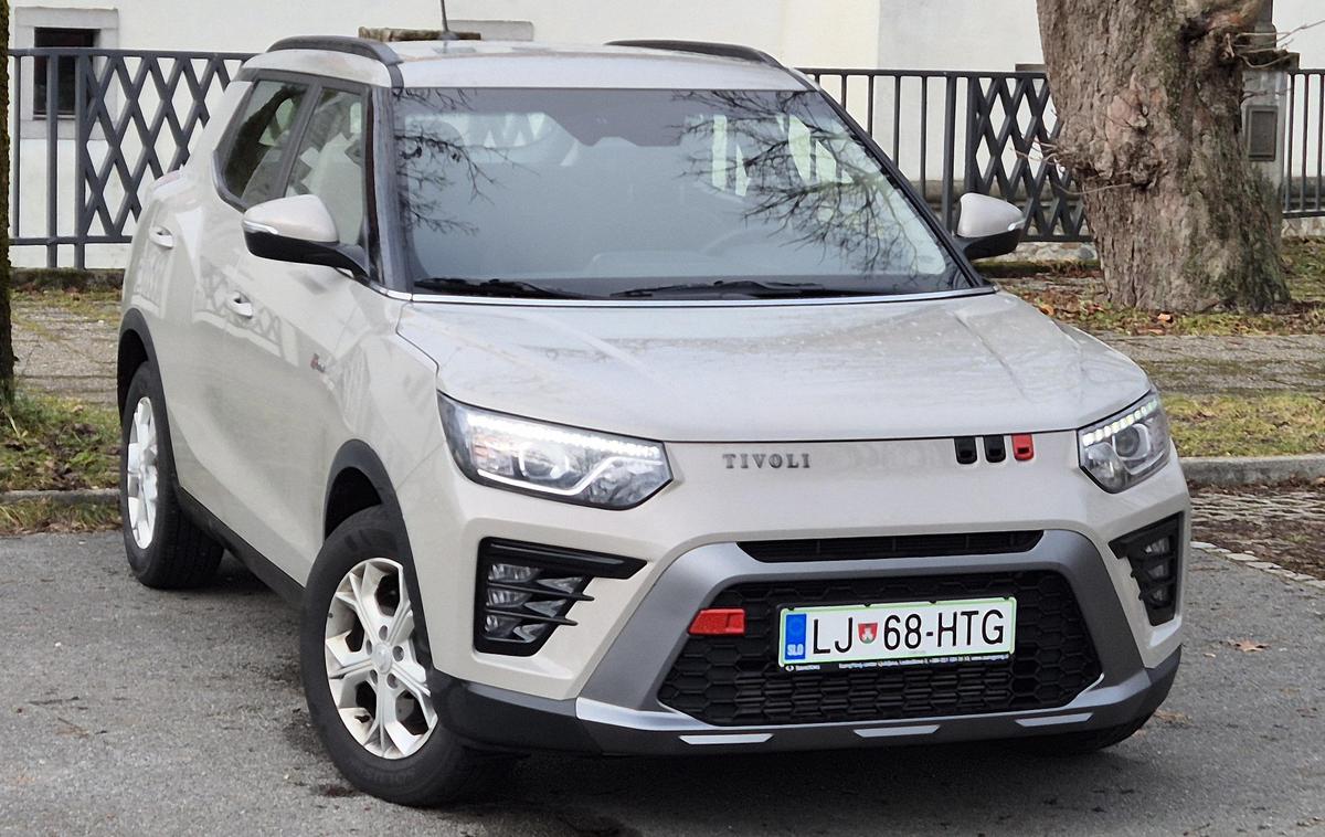 KGM SsangYong tivoli | Oblikovalci so po devetih letih znova ustvarili všečen izdelek. Nad projekcijskima žarometoma sta dnevni luči LED, spodaj pa trojni meglenki. Rdeči navidezni pokrovček poleg črnih dveh je okrasek, pravi na levi pa pokriva mesto za vlečno kljuko.  | Foto Aleš Črnivec