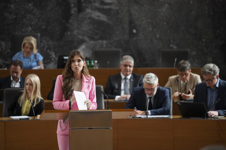 Poslanka poslanske skupine nepovezanih poslancev Eva Irgl je med očitki Poklukarju med drugim izpostavila netransparenten razpis za helikoptersko nujno medicinsko pomoč (HNMP). | Foto: STA