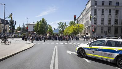 V Ljubljani potekal shod v podporo srbskim študentom #foto #video
