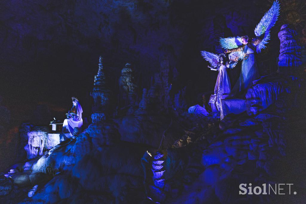 Žive jaslice v Postojnski jami