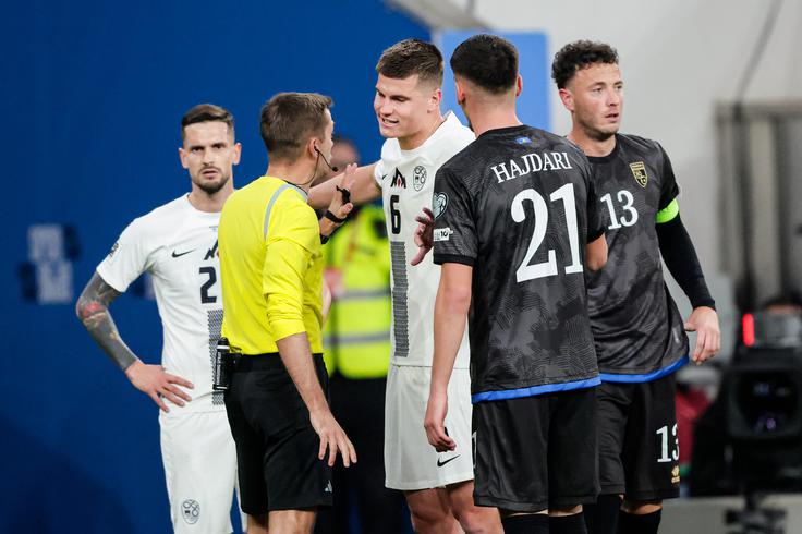 Pritožbe Jake Bijola ob rdečem kartonu Petra Stojanovića niso pomagale, slednji je igrišče zapustil po zgolj osmih minutah. | Foto: Aleš Fevžer