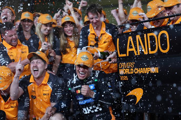 Abu Dabi Lando Norris svetovni prvak | Lando Norris in člani McLarnove ekipe so v Abu Dabiju rajali še dolgo v noč in ponedeljkovo jutro. | Foto Reuters