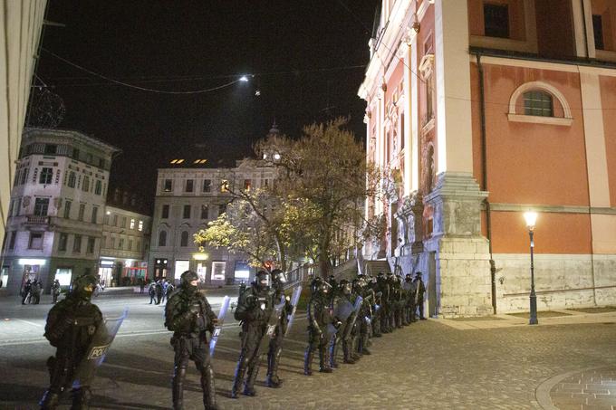 Nasilni protesti v Ljubljani, 5. november 2020. Ivan Gale vodni top | Foto: Bojan Puhek