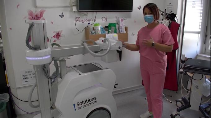 Monika Mencigar pojasnjuje, da imajo prenosni rentgen zato, da paciente čim manj vozijo po preostalem delu bolnišnice. | Foto: UKC Maribor